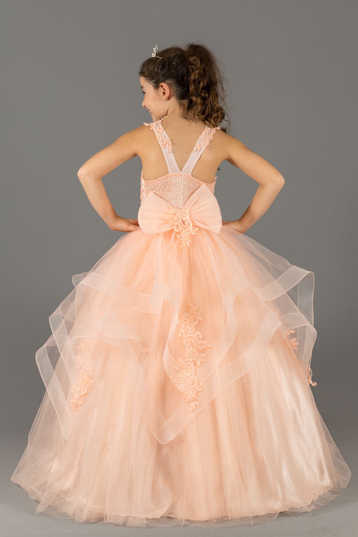 שמלת הערב של הבחורה הפלומתית עם שכבות של חצאית פרטים ומכשיר רקום 578 סלמון