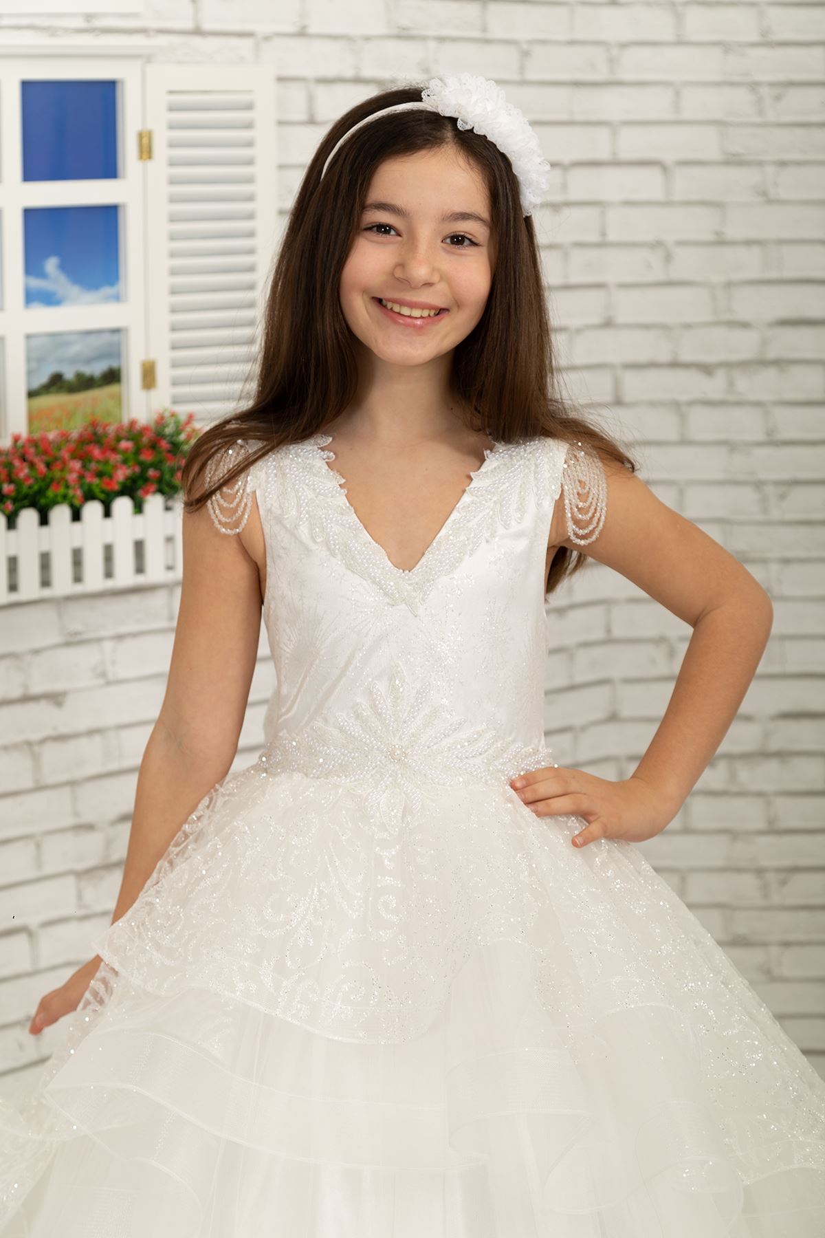 שמלת ערב פלאפה של נערה פלאפית 627, עם חרוזים מתנדנדים, רקומים על הכתף, פרט חצאית