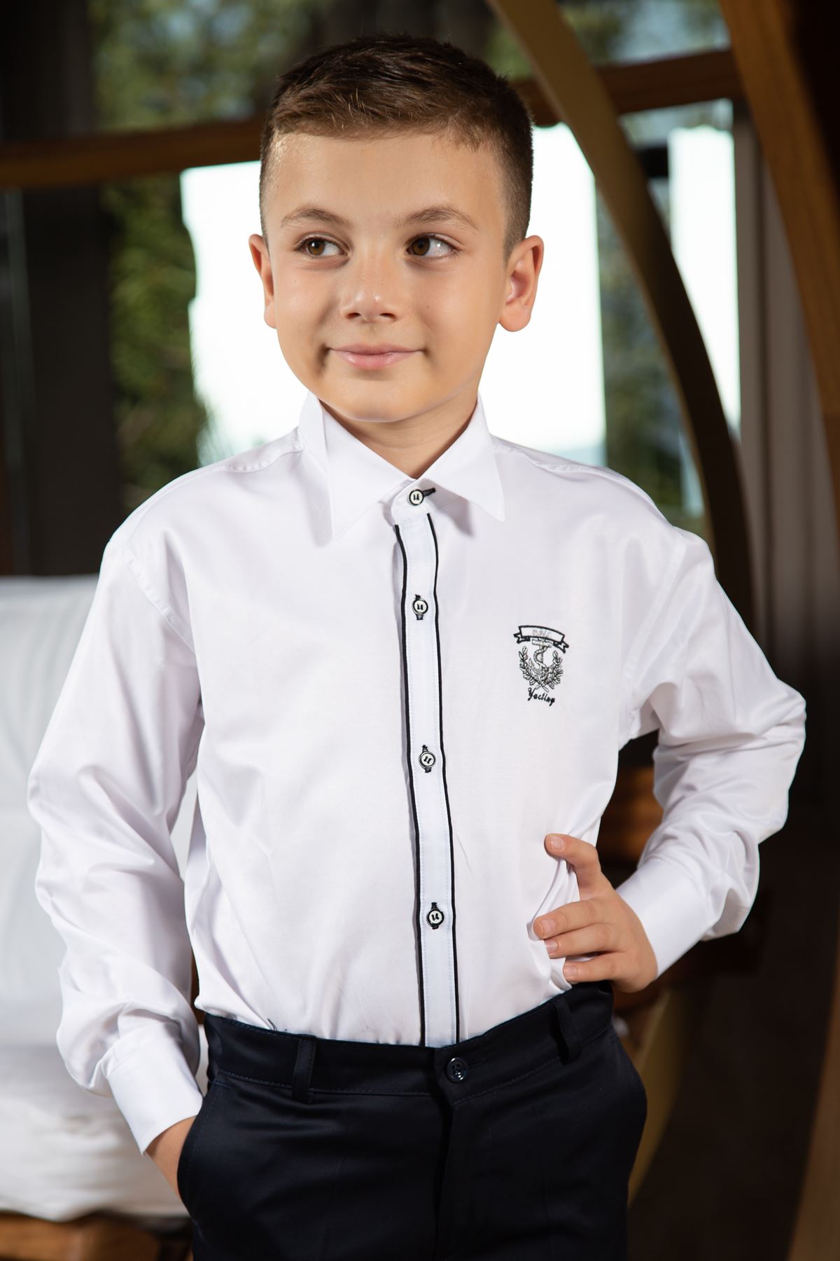 马领，双黑色领带，刺绣细节，男孩衬衫1005白色