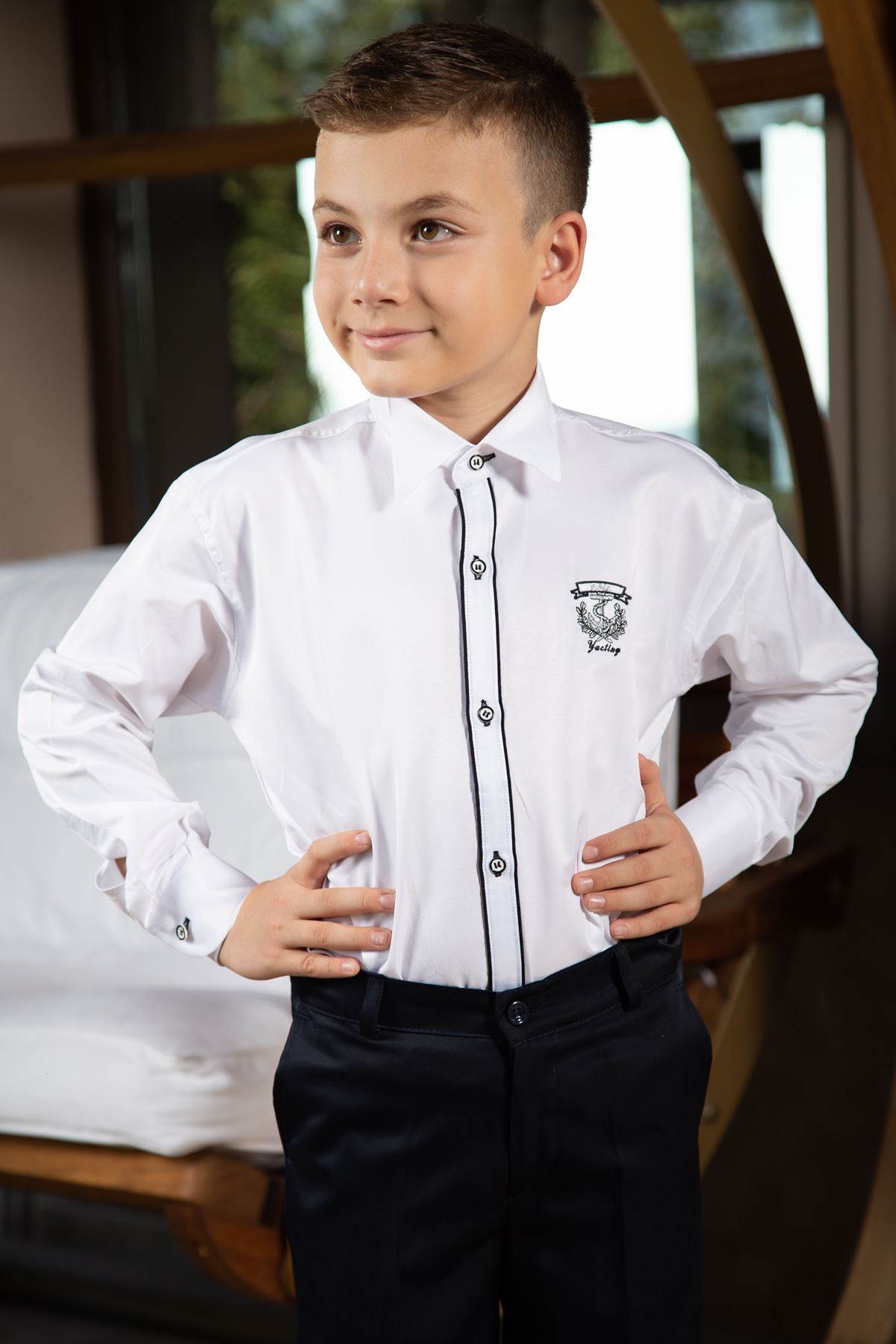 馬の襟、ダブルブラックネクタイ、刺繍の詳細、男の子のシャツ1005ホワイト